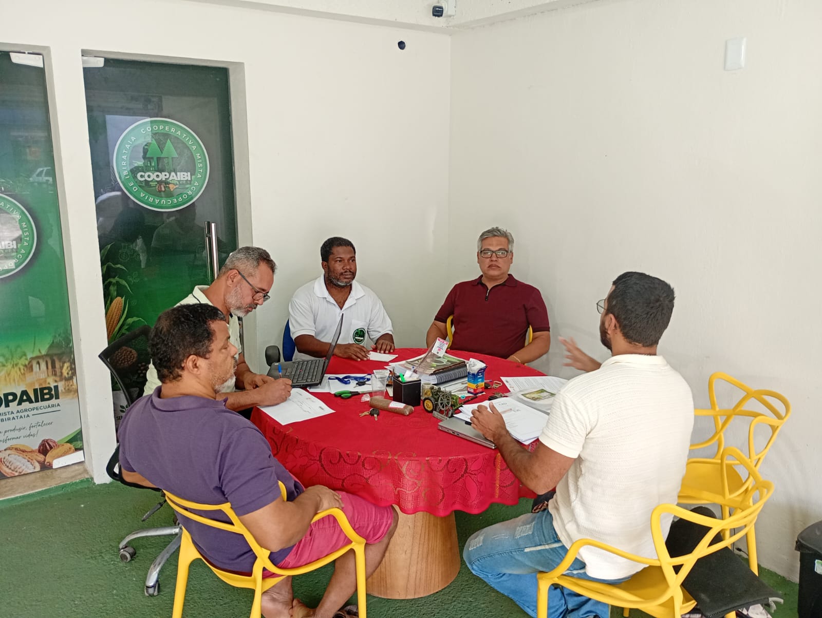Reunião na sede da COOPAIBI, em Ibirataia, nesta quinta-feira.
