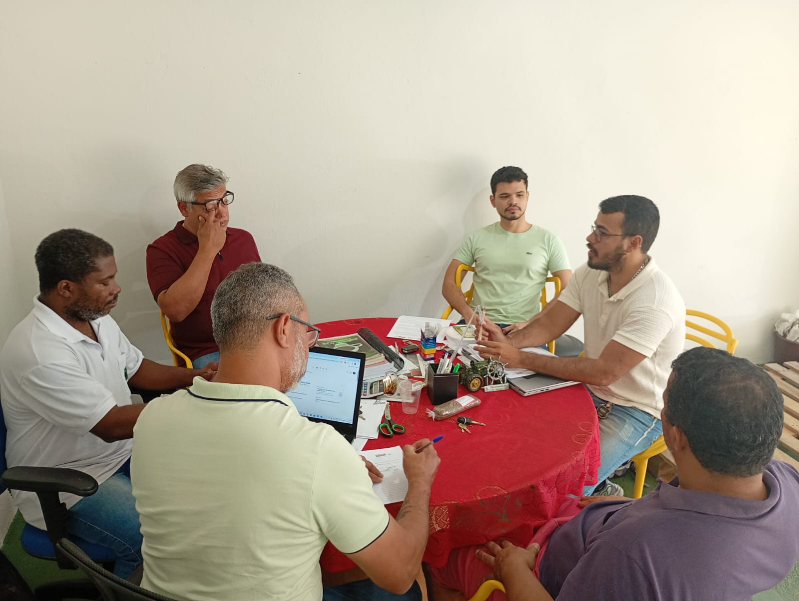 Padronizar a embalagem é fixar o tipo, a quantidade por unidade e as informações impressas.